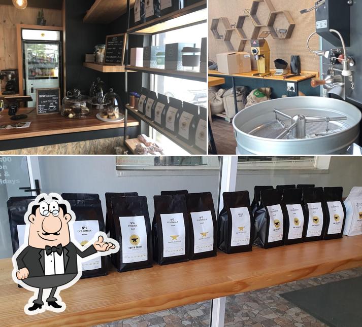 L’image de la intérieur et extérieur de Smith Coffee Roastery’s