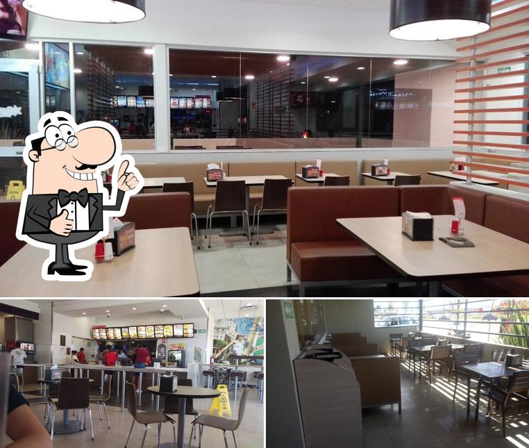 Comida rápida Carl's Jr Real Center, Zapopan, Avenida Santa Margarita