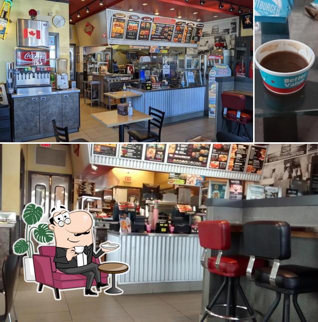 Fatburger Ladner se distingue par sa intérieur et boisson