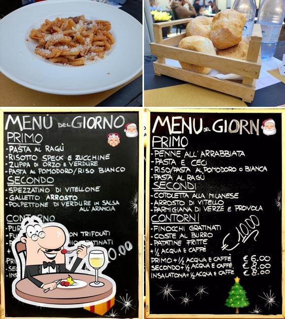 La immagine della cibo e lavagna di Traffic Bar