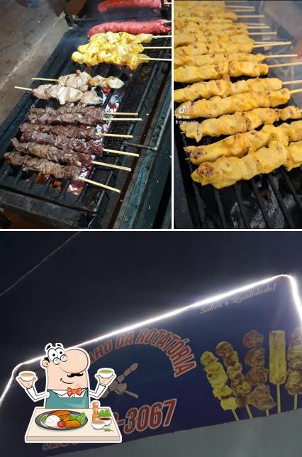 Dê uma olhada a imagem apresentando comida e exterior a Espetinho da Rotatória