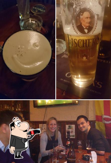 Dai un’occhiata alla immagine che presenta la bevanda e bancone da bar di Sheridan's Irish Pub