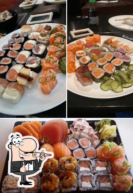 Rolos de sushi são servidos no Genzai Sushi Fusion Food