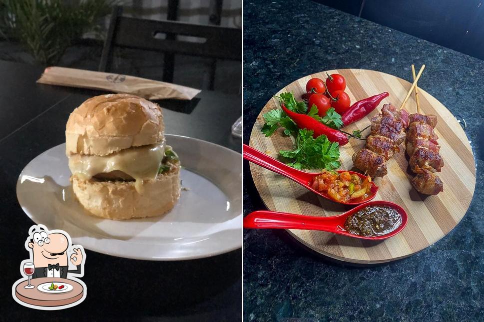 Comida em Journey Pub - Barzinho com Chopp artesanal, pão com bolinho, porções e espetinhos