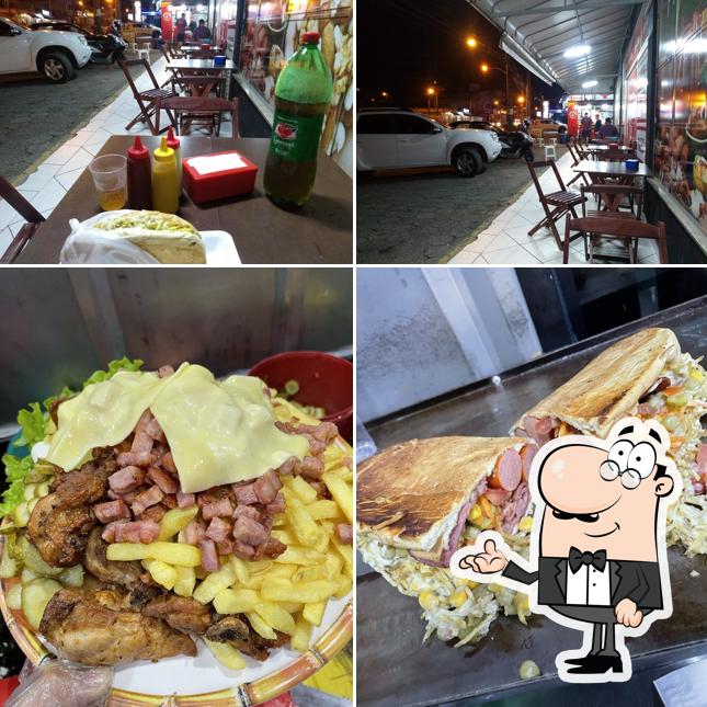 Entre diversos coisas, interior e comida podem ser encontrados no Junior Dog’S