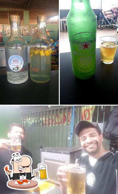 Desfute uma tulipa de cerveja leve ou escura
