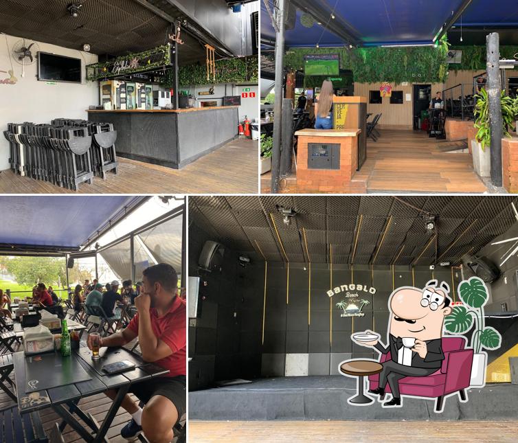 O interior do Deck Beach Bar e Restaurante