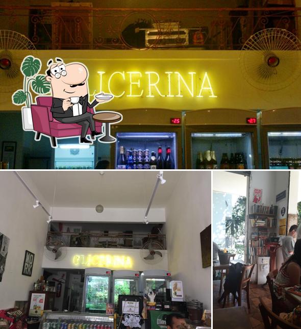 Sente em uma das mesas no Glicerina Bar