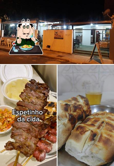 Esta é a imagem ilustrando comida e exterior a Espetinho da Cida