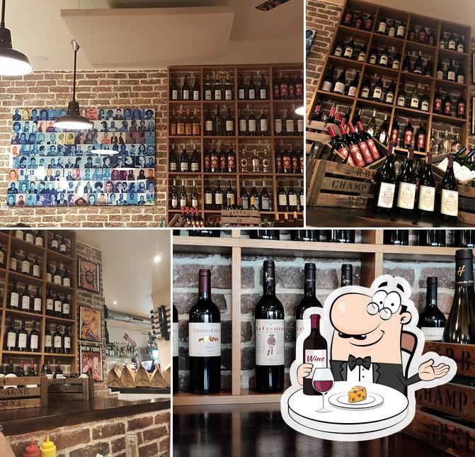 Il est fort sympathique de déguster un verre de vin à Schwartz’s Deli