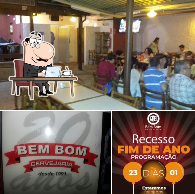 Sente em uma das mesas no Bem Bom Cervejaria