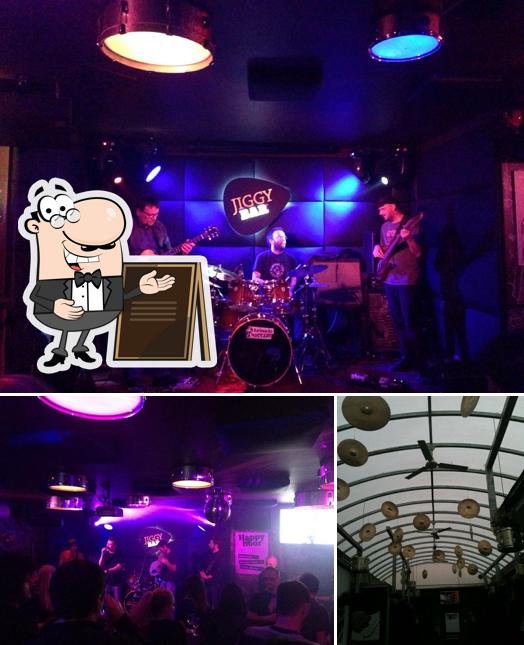 Tra le varie cose da Jiggy – Music Bar & Food si possono trovare la esterno e interni