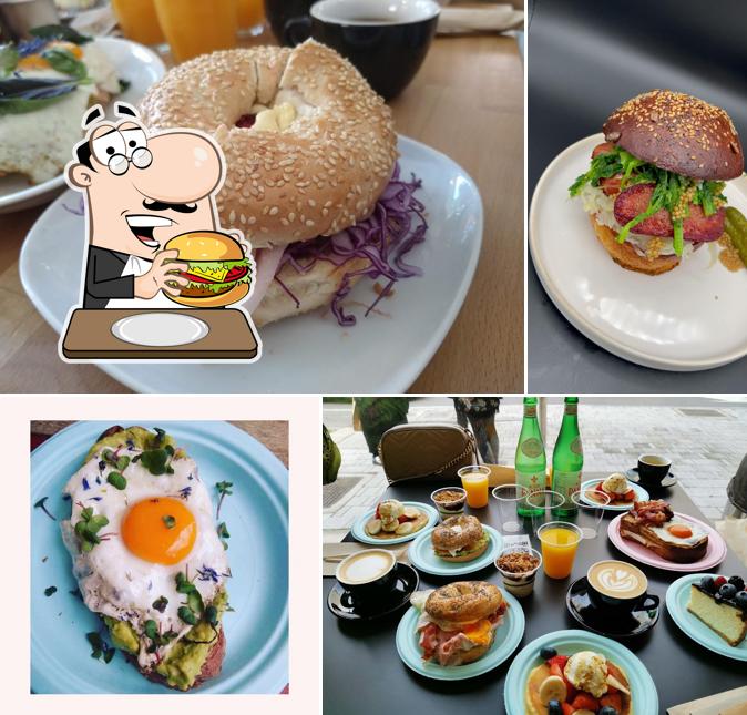 Checchi Cafè & Bakery propone un'ampia gamma di opzioni per gli amanti dell'hamburger