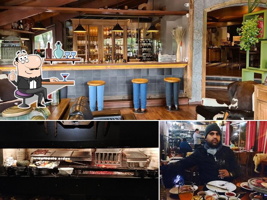 Sente em uma das mesas no El Fuego Restaurante