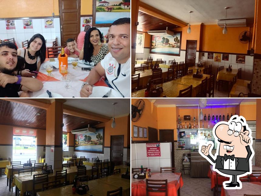 Sente em uma das mesas no Búfalo Grill