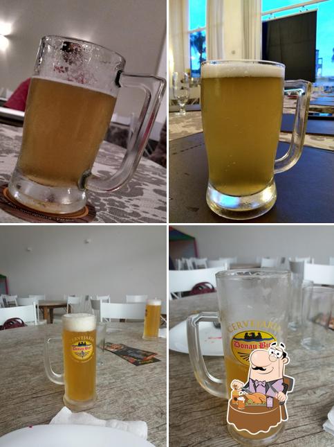 Desfute um copo de cerveja leve ou escura