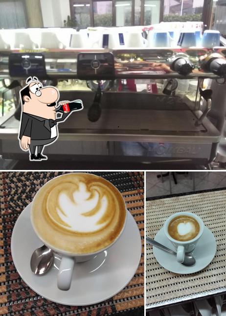 La immagine della bevanda e cibo di Ecca Luciano
