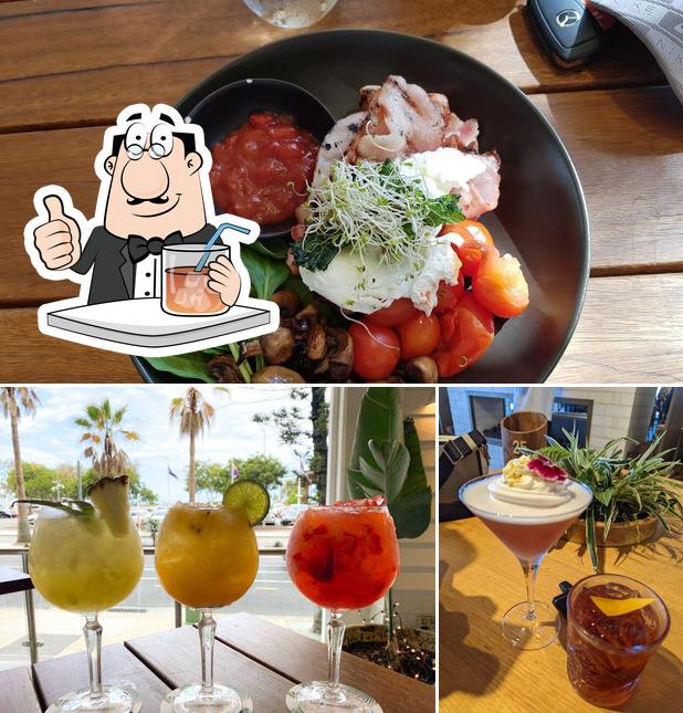 Entre la variedad de cosas que hay en Broadbeach Tavern también tienes bebida y comida