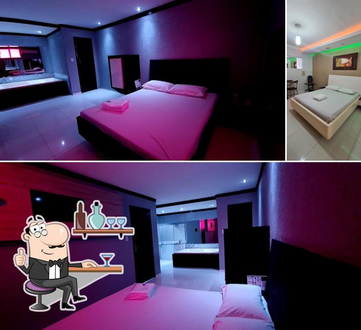 Sente em uma das mesas no Gran Motel
