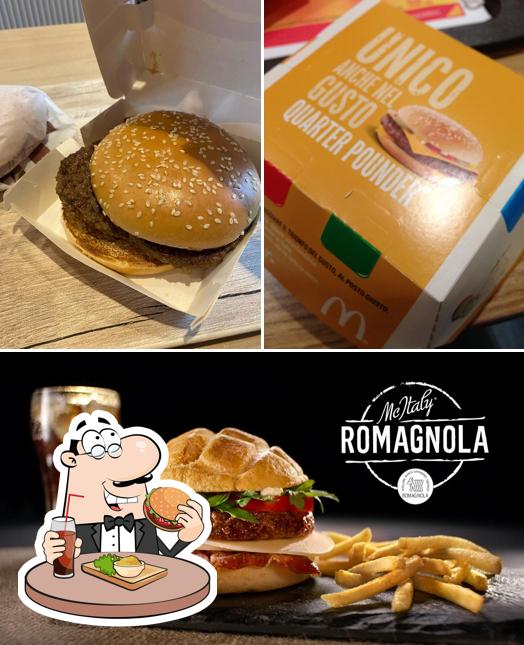 Ordina un hamburger a McDonald's Rozzano