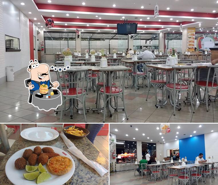 A foto da comida e interior no Habibs