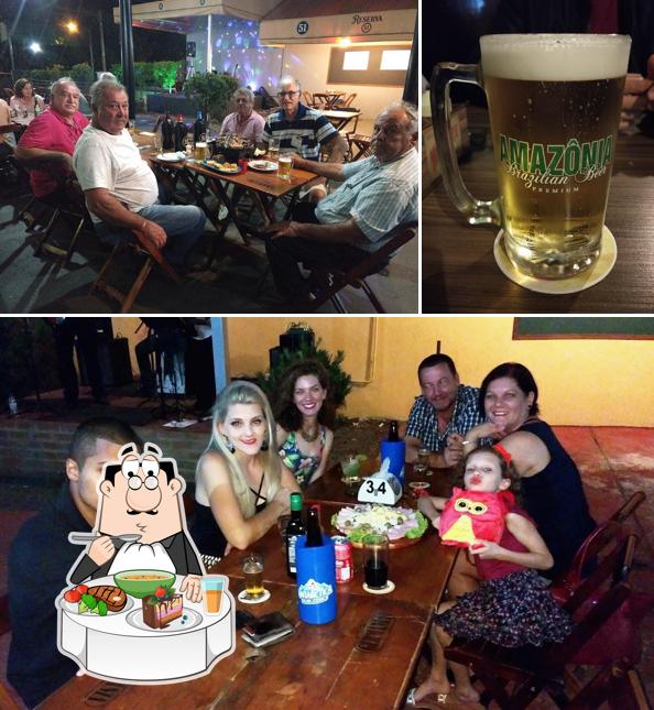 Dê uma olhada a imagem apresentando mesa de jantar e cerveja a Galeria Choperia