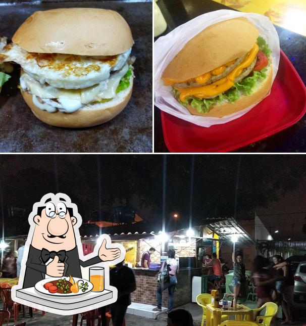 Entre diferentes coisas, comida e interior podem ser encontrados no J.R Burguer