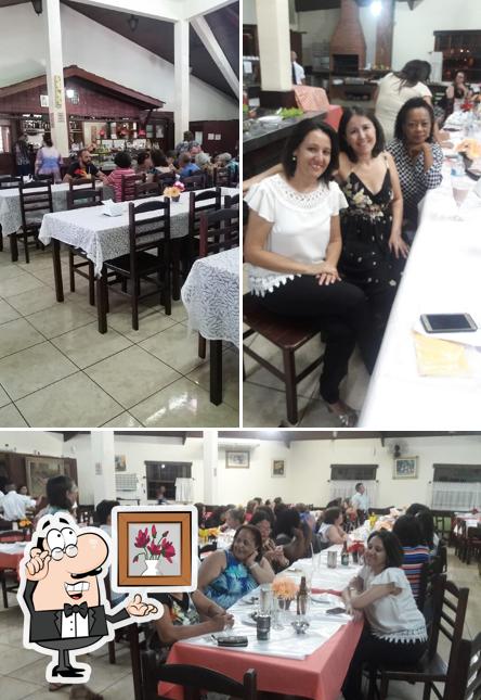Sente em uma das mesas no Restaurante Feijão Tropeiro