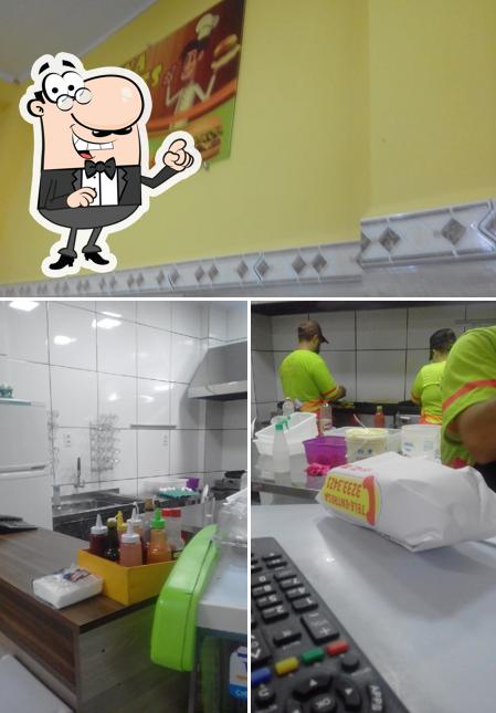 Sente em uma das mesas no Deva Lanches