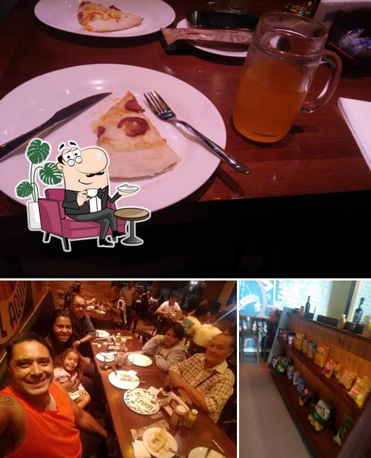 Sente em uma das mesas no Restaurante Frontera Itaboraí