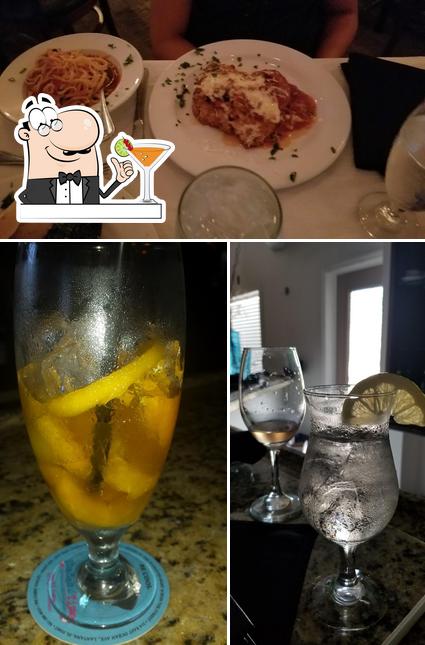 Фото, на котором видны напитки и еда в Mario’s Lake Ave