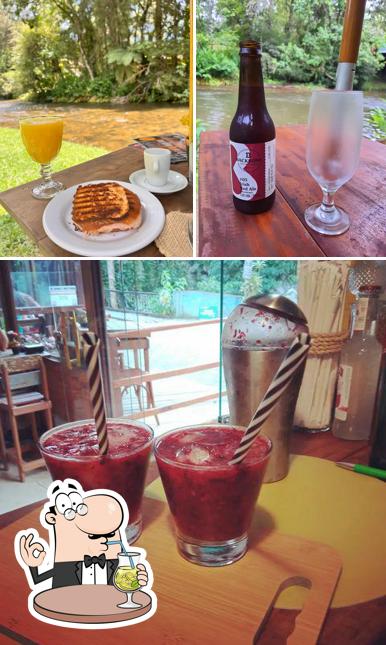 Entre diferentes coisas, bebida e comida podem ser encontrados no Fronteira Arte E Café