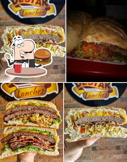 Try out a burger at Destak Lanches - Araras