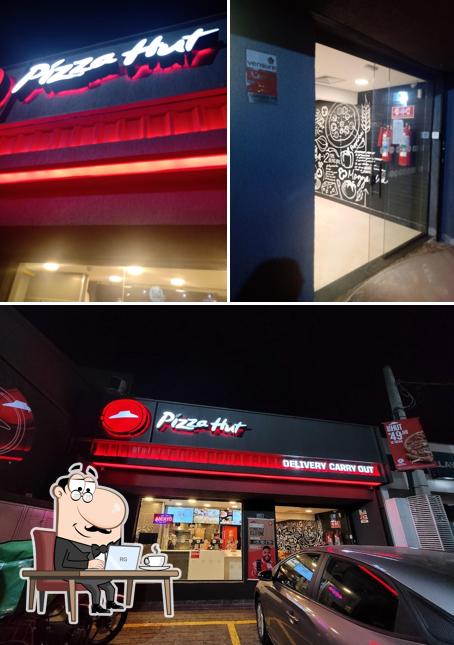 Confira a foto mostrando interior e exterior a Pizza Hut Vila Leopoldina