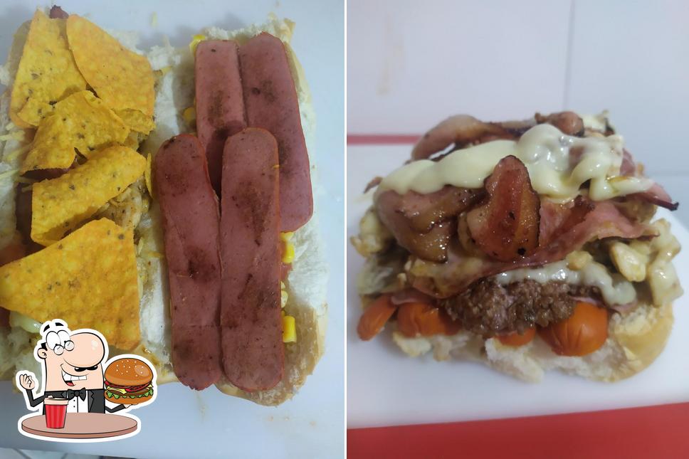 Peça um dos hambúrgueres disponíveis no Lanches e Porções Mek Burguer