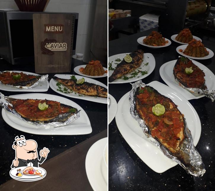 Probiert eine Pizza bei Caviar Elkamash Seafood Restaurant