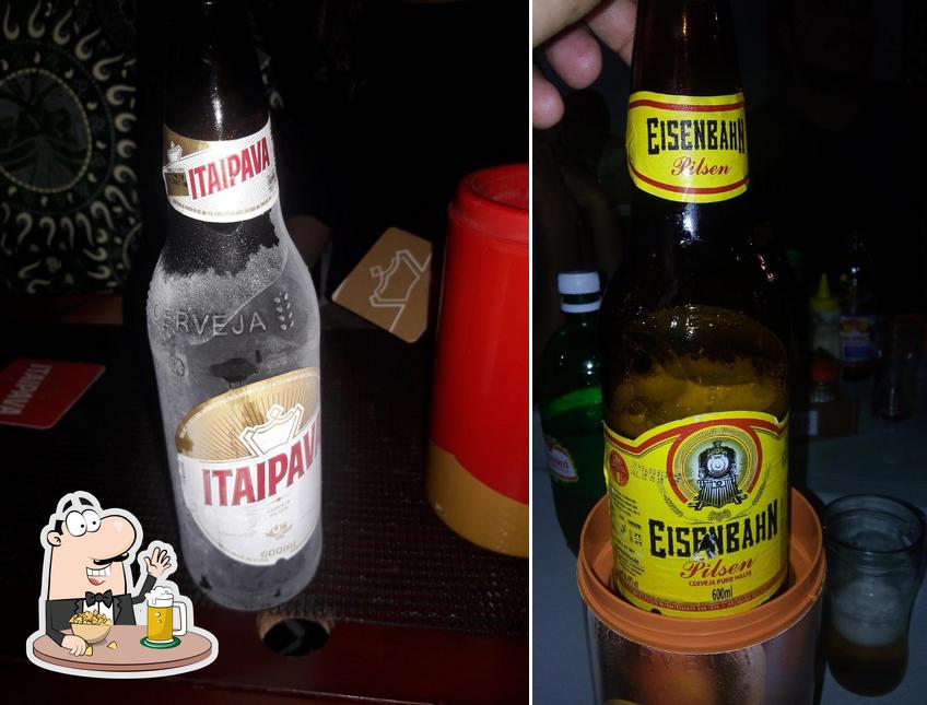 Desfute um copo de cerveja leve ou escura