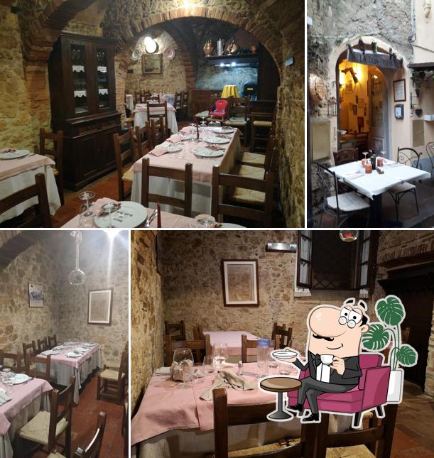 Gli interni di Taverna Del Vecchio Borgo