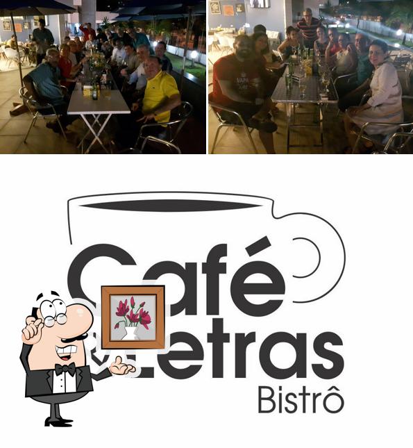 Esta é a foto mostrando interior e exterior no cafe e letras bistro