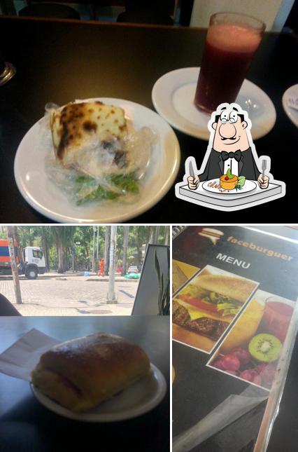 Dê uma olhada a foto mostrando comida e cerveja no Faceburguer