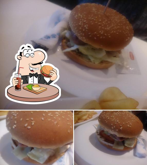 Order a burger at Café y Copas OK