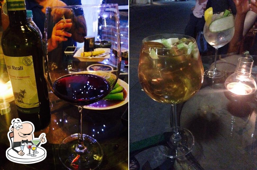El Patio Wine & Pintxos sirve alcohol