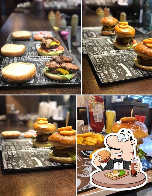 Bestellt einen Burger bei סול בורגר בר - soul burger bar