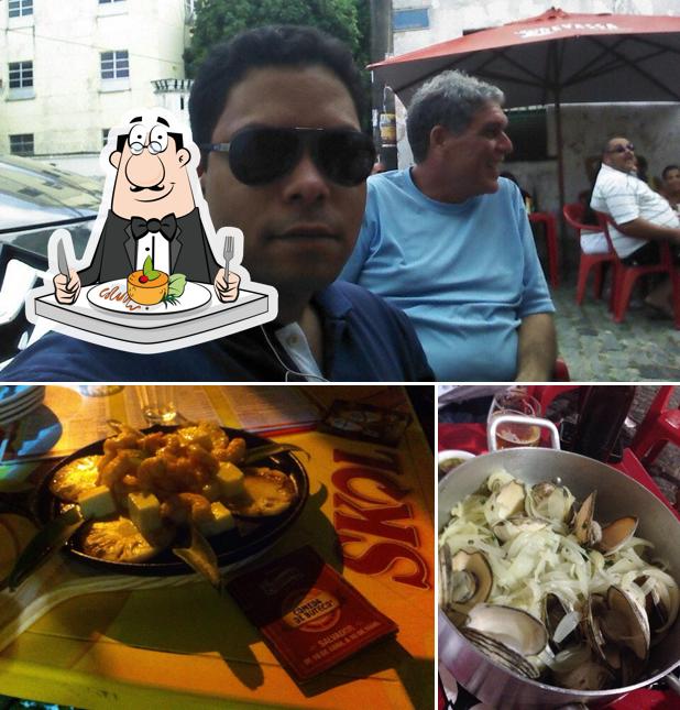 A comida e exterior do restaurante