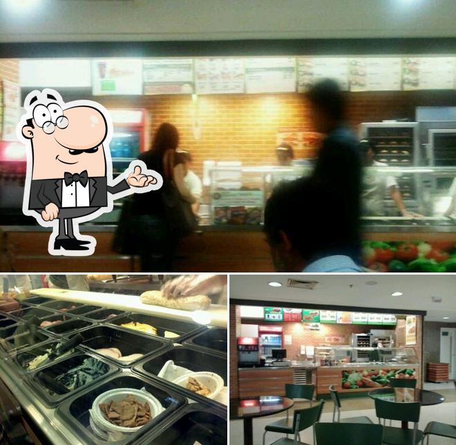 A imagem da interior e sobremesa no Subway