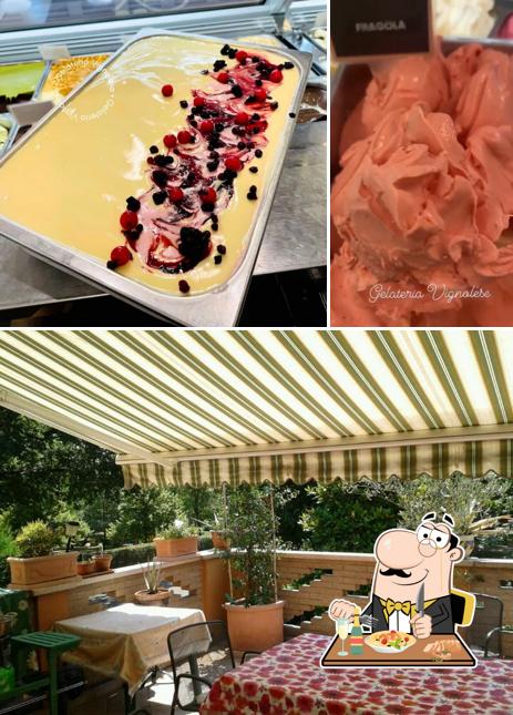 Guarda la foto che mostra la cibo e interni di Gelateria Vignolese