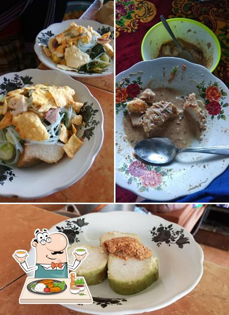 Еда в "Warung Soto Rujak selingkuh"