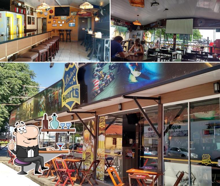 Sente em uma das mesas no Boteco Sports Bar Restaurante Choperia