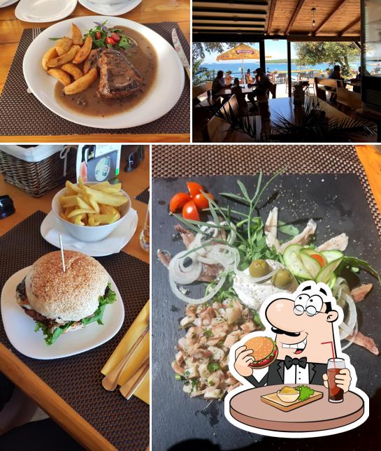 Prenez un hamburger à "IL SEGRETO" Restaurant & beach bar - Vrsar