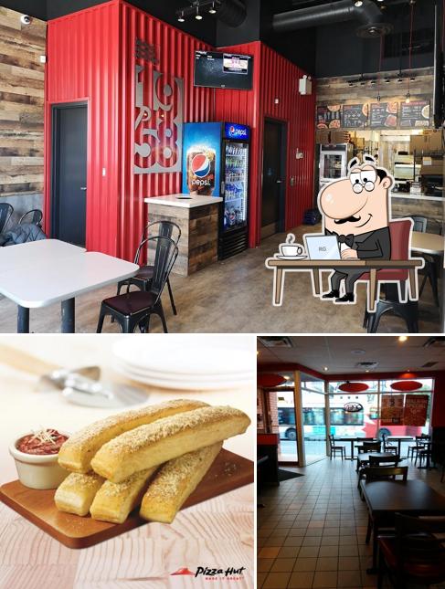 L’image de la intérieur et nourriture de Pizza Hut’s